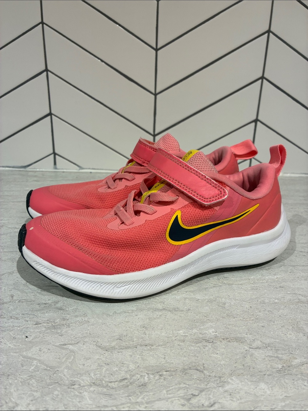 Nike Kids Starrunner Size 2 Pink Velcro Athletic Sneakers